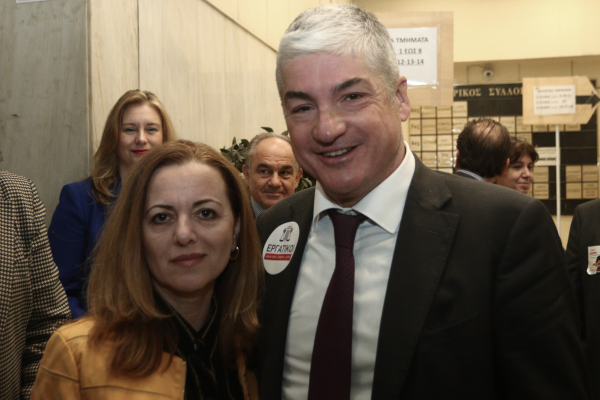 Βέλη Σοφού κατά ΝΔ: Στήριξη στον Κουτσόλαμπρο για τον δεύτερο γύρο