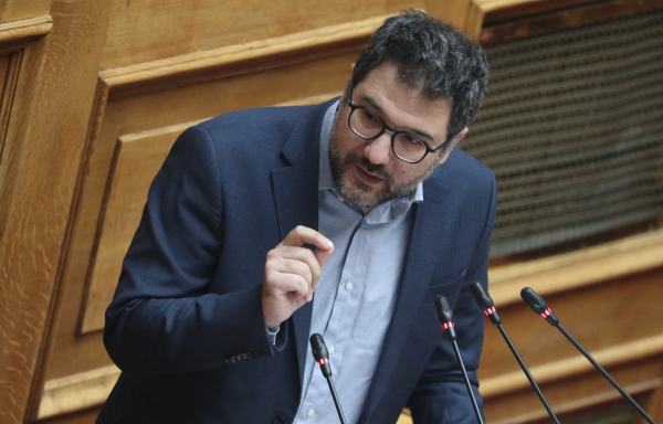 Ηλιόπουλος για Πλεύρη: Σταθερά απατεώνας και προσκυνημένος στα συμφέροντα του real estate