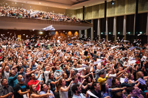 Τα Ig Nobel 2026 βραβεύουν το φιλί, το γάλα της κατσαρίδας και… τα θαμμένα εσώρουχα