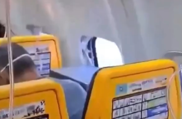 Ryanair: Σε «ξένο αντικείμενο» οφείλεται το σπασμένο παράθυρο μετά την απογείωση από τη Θεσσαλονίκη - Όσα δήλωσε ο CEO της εταιρείας