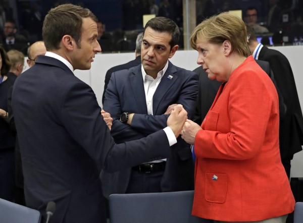 Τηλεφωνικές συνομιλίες Τσίπρα με Μέρκελ, Μακρόν, Τουσκ για το χρέος