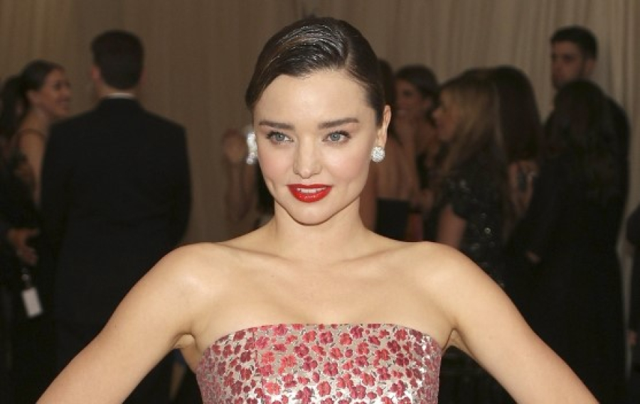 Η νέα τάση στο Tik Tok είναι τα «ψεύτικα λακάκια»