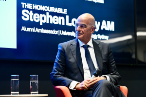 Δένδιας από το Σίδνεϊ: «Η Ευρώπη καλείται να αλλάξει νοοτροπία» – Οι δηλώσεις για άμυνα, Ρωσία και ΗΠΑ