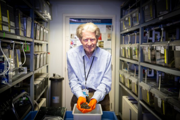 Έφυγε από τη ζωή ο Νομπελίστας Σερ Τζον Γκούρντον που έθεσε τα θεμέλια της κλωνοποίησης και όχι μόνο