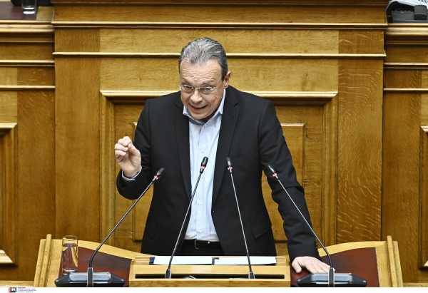 «Φωτιά» στη Βουλή από την πρόταση ΣΥΡΙΖΑ για τις τράπεζες