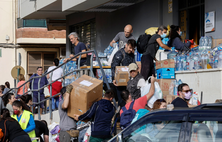 Ισπανία: Xιλιάδες εθελοντές με κουβάδες και σκούπες σπεύδουν να βοηθήσουν - Συλλήψεις για πλιάτσικο σε πλημμυρισμένα