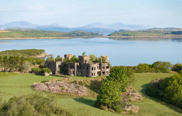 Πόσο κοστίζει ιδιωτικό νησί με ερειπωμένο κάστρο στην Σκωτία