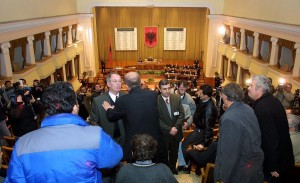 Καπνογόνα στην αλβανική Βουλή