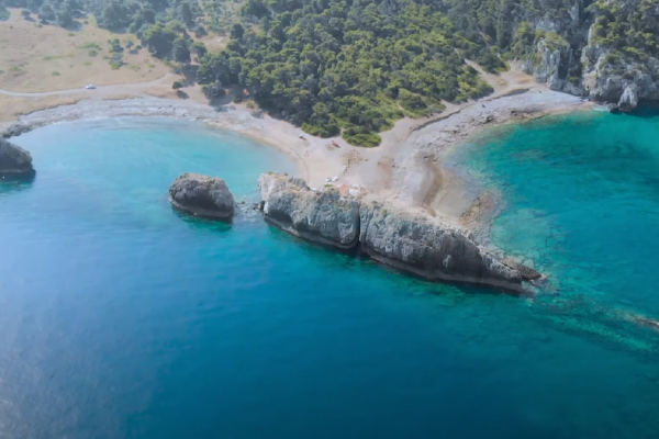 Αυτή είναι η καλύτερη παραλία κοντά στην Αθήνα