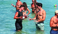 Οργή για σερβιτόρο που σερβίρει στη θάλασσα στην Πάρο