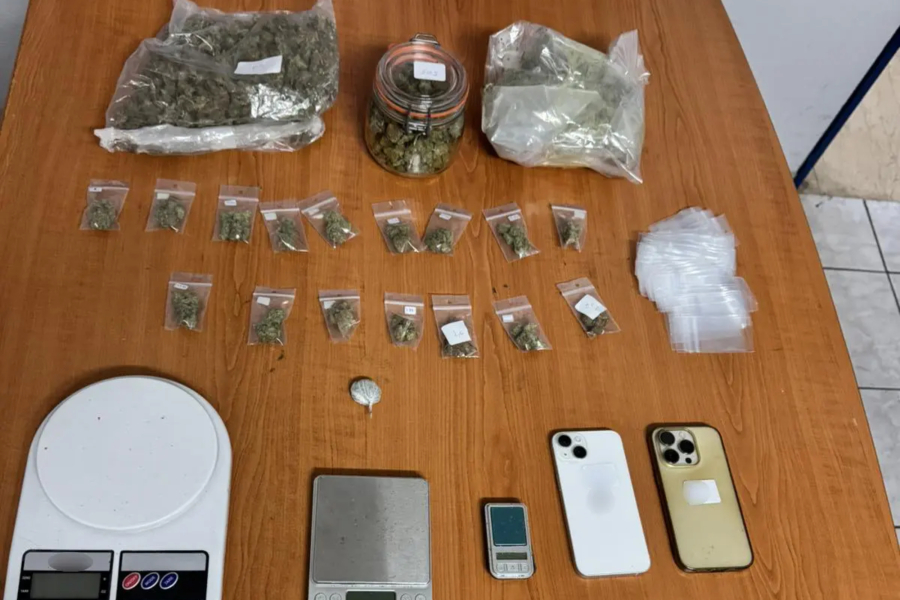 Αθήνα: 18χρονοι πέταξαν από το παράθυρο αυτoκινήτου κάνναβη - Συνελήφθησαν από τις αρχές