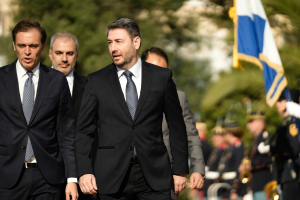 Τρία διλήμματα για το ΠΑΣΟΚ