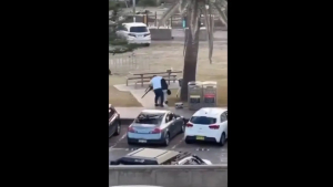 Μακελειό στην Αυστραλία: Η στιγμή που πολίτης αφοπλίζει έναν από τους δύο δράστες (Βίντεο)