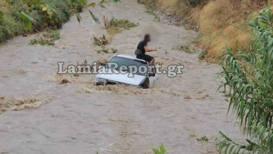 Κακοκαιρία Daniel: Η στιγμή διάσωσης οδηγού από τα ορμητικά νερά στη Λαμία