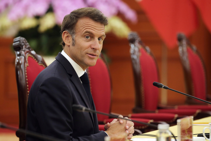 Η Ζαχάροβα τρολάρει τον Μακρόν, για το «χαστούκι» της Μπριζίτ: «Ήταν το χέρι του Κρεμλίνου;»