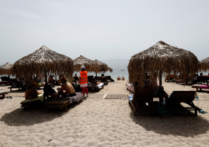 Το φαβορί για την 30ετή μίσθωση της Ακτής Βουλιαγμένης, η αποτίμηση των ακινήτων του Θόδωρου Δουζόγλου, η Οινοποιητική Θεσσαλίας και οι νέες holding της οικογένειας Σμπώκου