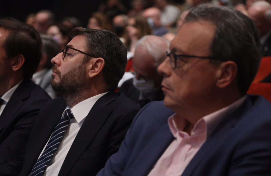 Ξένοι στην ίδια πόλη Ανδρουλάκης - Φάμελλος