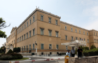 Λήξη συναγερμού για το ύποπτο πακέτο μπροστά από τη Βουλή