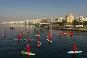 Θεσσαλονίκη: Κωπηλασία γεμάτη χρώμα με φόντο τον Θερμαϊκό στο «5o Santa SUP» (Εικόνες)