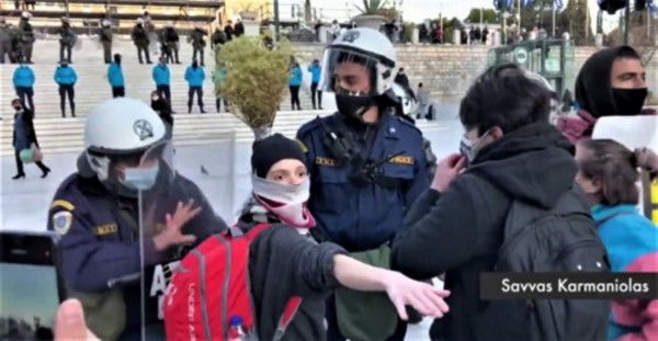 ΕΔΕ για την επίθεση αστυνομικού σε σπουδάστρια στο Σύνταγμα