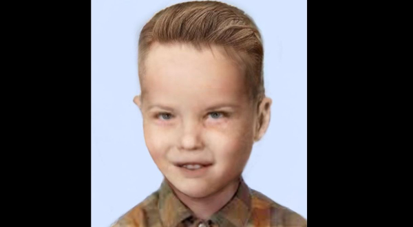 Λύθηκε το μεγαλύτερο μυστήριο των ΗΠΑ... 65 χρόνια μετά: Aυτό είναι το «αγόρι στο κουτί», βρέθηκε κουρεμένο και με χειρουργικές ουλές