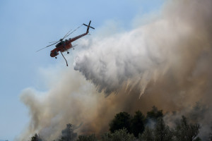Νέα μεγάλη φωτιά στη Ζάκυνθο - Οι ντόπιοι βοηθούν τους πυροσβέστες για να μην πλησιάσουν οι φλόγες τα χωριά τους