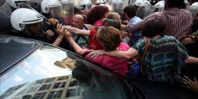 Μήνυση για ξυλοδαρμό καταθέτουν οι καθαρίστριες του υπουργείου Οικονομικών στα ΜΑΤ