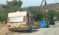 Πόρτο Ράφτη: Πέταξαν τροχόσπιτο δίπλα σε κάδους σκουπιδιών