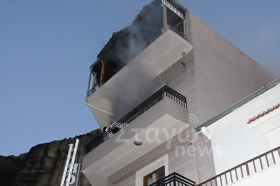 Καλαμπάκα: Νεκρός ο ιδιοκτήτης του ξενοδοχείου μετά την φωτιά - Έπεσε από το μπαλκόνι ενώ καιγόταν