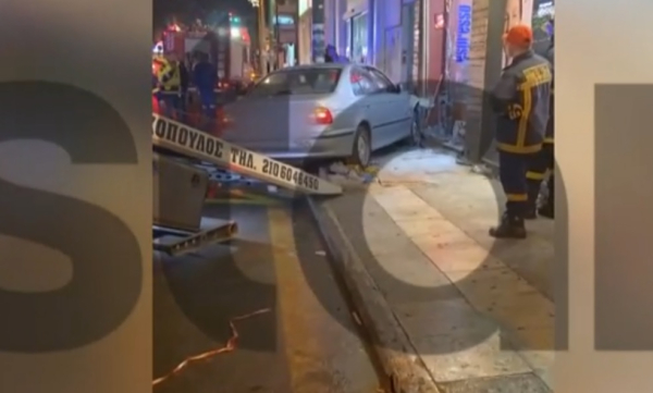 Σοβαρό τροχαίο στο Χαλάνδρι: Αυτοκίνητο έπεσε σε στάση λεωφορείου