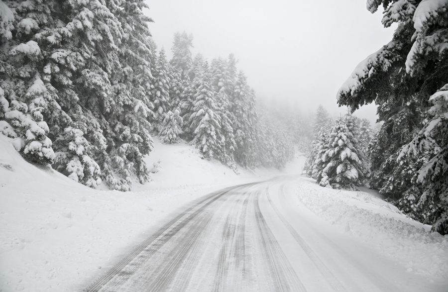 Κακοκαιρία: Σε ποιες περιοχές απαγορεύεται η κυκλοφορία φορτηγών και πού είναι υποχρεωτικές οι αλυσίδες