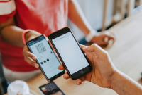 Τι συμβαίνει με τις χρεώσεις στο IRIS: Από το «χωρίς προμήθεια» στην πολιτική κόντρα