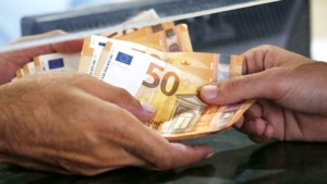 Reinstating Greece’s 13th and 14th Public Sector Salaries: A Significant Fiscal Challenge
