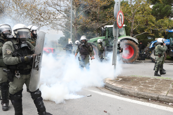 Θεσσαλονίκη: Τραυματίας αστυνομικός μετά την ένταση με αγρότες στον κόμβο του αεροδρομίου «Μακεδονία»