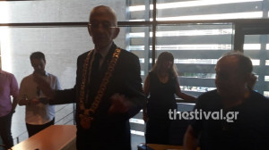 Ο Μπουτάρης ανέβηκε πάνω σε γραφείο και πόζαρε στους φωτογράφους - Η επική κίνηση στην τελετή ορκωμοσίας του Ζέρβα (vid)