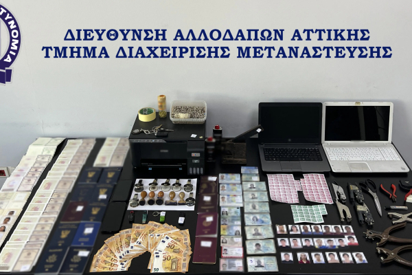 Κυψέλη: Εντοπίστηκε εργαστήριο με πλαστά έγγραφα - Πάνω από 120.000 ευρώ το κέρδος