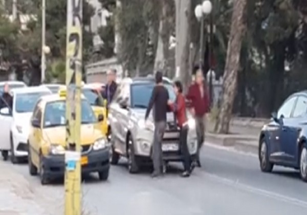 Άγριο ξύλο στην μέση του δρόμου (vid)