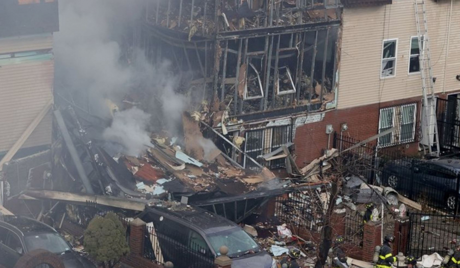 Κατέρρευσε κτίριο στη Νέα Υόρκη μετά από φωτιά, ένας νεκρός και εννιά τραυματίες