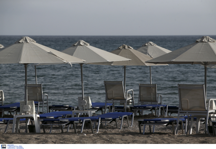 Συλλήψεις σε Μύκονο και Νάξο για ομπρέλες και ξαπλώστρες