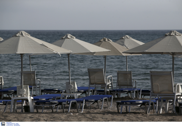 Συλλήψεις σε Μύκονο και Νάξο για ομπρέλες και ξαπλώστρες