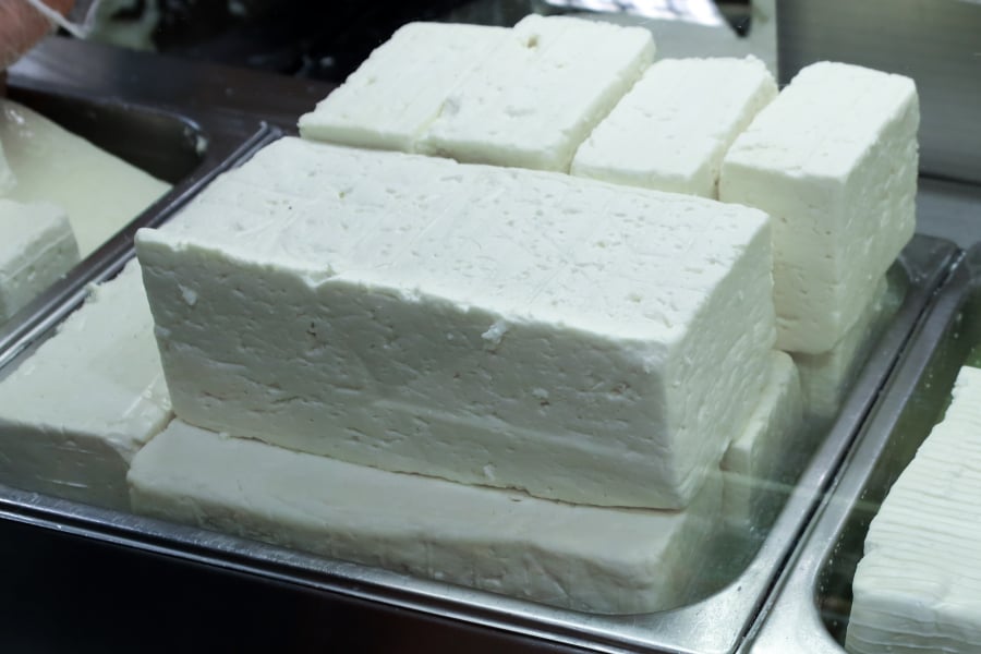 Φέτα VS λευκό τυρί: Γιατί έχει διπλάσια τιμή