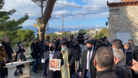 Κηδεία Γιώργου Τράγκα: Το τελευταίο «αντίο» στον δημοσιογράφο (εικόνες, βίντεο)
