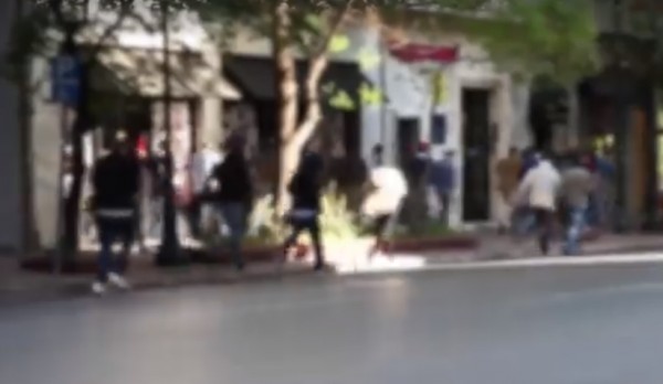 Βίντεο του Ρουβίκωνα: Η επίθεση στην πρεσβεία της Γαλλίας, με γαλλικούς υπότιτλους και μουσική υπόκρουση Εντίθ Πιαφ