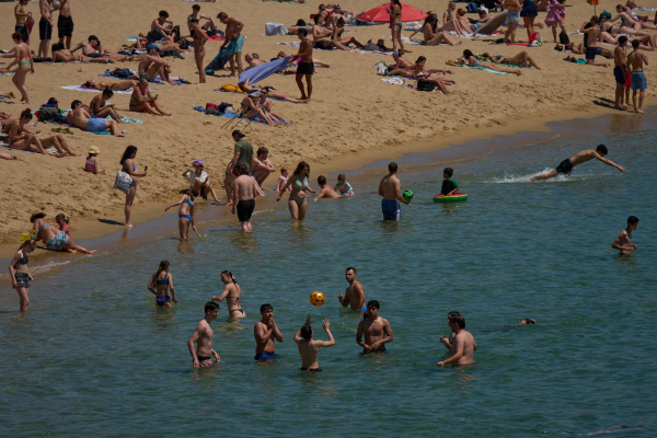 Τι πρόστιμο θα πληρώσεις αν παίξεις ρακέτες σε ισπανική παραλία: Η λίστα με τις αδιανόητες απαγορεύσεις
