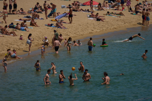 Τι πρόστιμο θα πληρώσεις αν παίξεις ρακέτες σε ισπανική παραλία: Η λίστα με τις αδιανόητες απαγορεύσεις