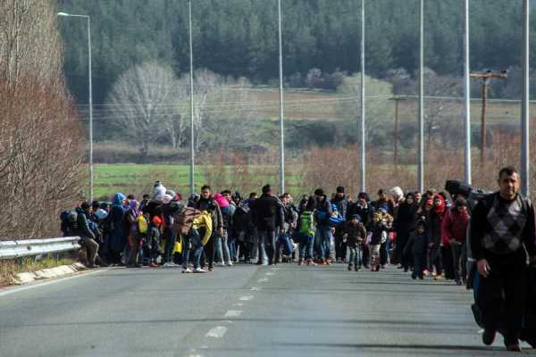 Διαμαρτυρίες, πλακάτ και συνθήματα από τους πρόσφυγες στην Ειδομένη