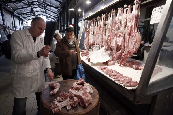 Κρεοπώλης κρέμασε έξω από το μαγαζί του δύο σκοτωμένα ελάφια! (pic)