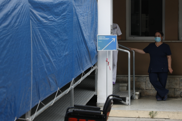 Μειωμένα στο μισό τα αντισώματα σε εμβολιασμένους άνω των 60 ετών (βίντεο)