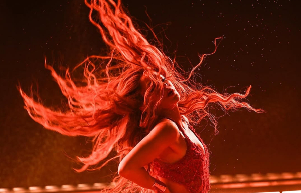 Shakira: 20 χρόνια μετά, τραγουδά και χορεύει το «Hips Don’t Lie» - Σαν να μην πέρασε μια μέρα (Βίντεο)