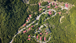 Δασικό Χωριό «Κέδρος»: Το «χωριό φάντασμα» των Τζουμέρκων από ψηλά (drone video)